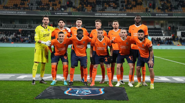 L'équipe de Başakşehir avant son match contre Heidenheim comptant pour la 5e journée de la Ligue Conférence, à Itanbul, le 12 décembre 2024.