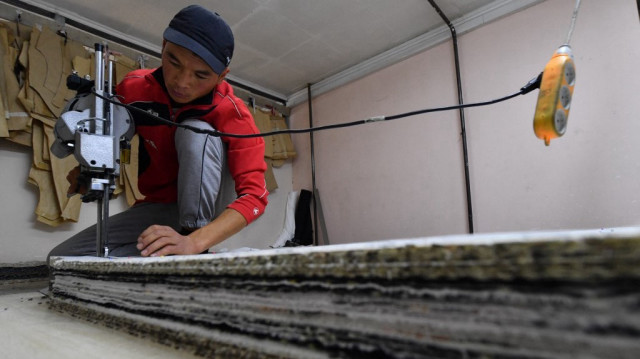 Un égoutier Argen Bolgonbekov, 29 ans, travaille dans un atelier textile à Bichkek, la capitale kirghize.