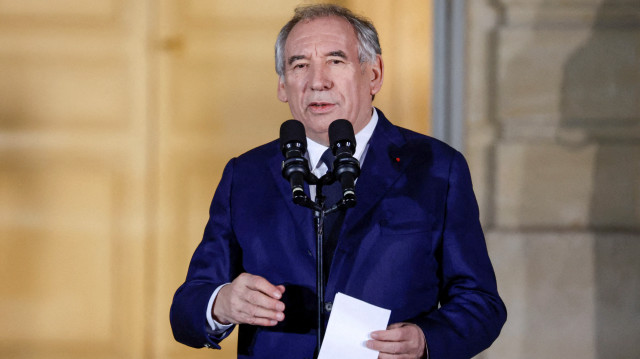 Le nouveau Premier ministre français et président du Mouvement démocrate (MoDem) François Bayrou s'exprime lors d'une cérémonie de passation de pouvoirs à l'hôtel Matignon à Paris, le 13 décembre 2024. Bayrou, qui a été nommé neuf jours après que le gouvernement de Michel Barnier a été renversé par le Parlement lors d'un vote de défiance historique à la suite d'une impasse sur un budget d'austérité, a la lourde tâche de sortir la France d'une crise politique qui dure depuis des mois.