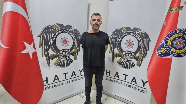 Cengi̇z Sertel, un terroriste recherché dans la catégorie orange qui avait apporté des matériaux explosifs en Türkiye lors des explosions dans le district de Reyhanli à Hatay le 11 mai 2013, au cours desquelles 53 personnes ont été tuées, a été capturé grâce aux efforts menés en coordination avec la direction nationale du renseignement et la direction générale de la sécurité.