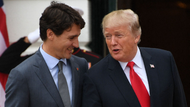 Le président américain Donald Trump (R) accueille le Premier ministre canadien Justin Trudeau à la Maison Blanche à Washington, DC, le 11 octobre 2017. Les circonstances politiques qui ont entouré la publication d'"Ultimatum", autrefois un roman à succès qui imaginait un effort américain pour annexer le Canada, peuvent sembler familières à tous ceux qui ont suivi les récents titres. "Ultimatum", publié en 1973, a pour auteur Richard Rohmer, vétéran du jour J, lieutenant général honoraire des Forces armées canadiennes, qui a récemment fêté ses 101 ans. Toujours avide de nouvelles et d'écriture, Rohmer a déclaré qu'il ne fallait pas se moquer des remarques du président élu Donald Trump laissant entendre que le Canada pourrait être absorbé par les États-Unis.