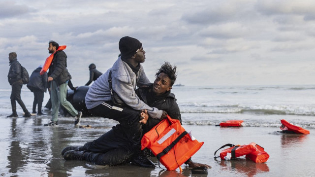 Un migrant soudanais réagit sur le rivage après avoir quitté le bateau d'un passeur, qui a été percé par des officiers de police français pour empêcher les migrants d'embarquer dans une tentative de traverser la Manche, sur la plage de Gravelines, près de Dunkerque, dans le nord de la France, le 26 avril 2024.