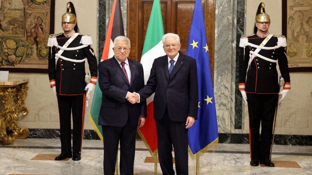 Cette photo fournie par le bureau de presse de l'Autorité palestinienne (PPO) montre le président palestinien Mahmud Abbas (à gauche) reçu par le président italien Sergio Mattarella (à droite) à Rome le 13 décembre 2024.