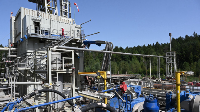 Un derrick de la centrale géothermique "énergie verte" de Geretsried, dans le sud de l'Allemagne, est photographié le 24 août 2023. La société canadienne Eavor y construit une centrale géothermique commerciale dotée d'une technologie de boucle innovante.