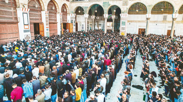 Başkent Şam’ın sembolü olan Emevi Camii’ne akın eden halk, özgür kılınan ilk cuma namazına tekbirler ve devrim sloganlarıyla eşlik etti.