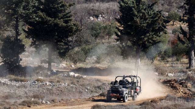 Des véhicules de l'armée israélienne circulent dans la zone tampon contrôlée par l'ONU, qui sépare les forces israéliennes et syriennes sur le plateau du Golan, près du village druze de Majdal Shams sur le plateau du Golan annexé par Israël, le 15 décembre 2024. Le ministre israélien de la défense, Israël Katz, a ordonné à l'armée de "se préparer à rester" tout au long de l'hiver dans la zone tampon contrôlée par l'ONU qui est censée séparer les forces israéliennes et syriennes sur le plateau du Golan.