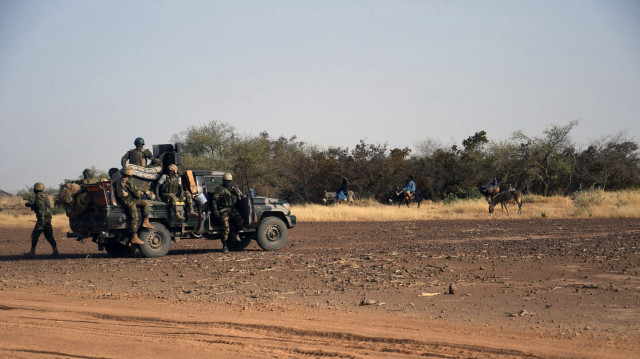 Un détachement d'éléments des forces spéciales anti-terroristes "Almahaou"(Tourbillon) patrouille le 6 novembre 2021 dans la région de Tillaberi (ouest du Niger).