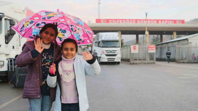 Les enfants qui se sont installés en Türkiye après la guerre civile en Syrie et qui retourneront dans leur pays par la porte frontalière de Cilvegözü à Hatay ont déclaré que leurs professeurs et leurs camarades de classe leur manqueront et leur ont envoyé leurs salutations. Après l'attaque lancée par les groupes d'opposition en Syrie le 27 novembre, Assad a fui le pays. Les familles qui ont quitté la Syrie pour la Türkiye il y a plusieurs années sont sur le point de retourner dans leur pays d'origine, débarrassé du terrorisme et du régime. 