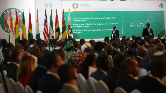 Les délégués et les visiteurs regardent la villa présidentielle nigériane, lors de la 65e session ordinaire des chefs d'État et de gouvernement de la Communauté économique des États de l'Afrique de l'Ouest (CEDEAO) à Abuja, le 7 juillet 2024.