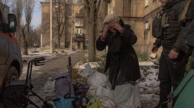 Une femme âgée se tient à côté de ses affaires avant de monter dans un minivan pour être évacuée par des volontaires et des membres de la police ukrainienne, dans la ville de Pokrovsk, dans la région orientale de Donetsk, le 14 décembre 2024, alors que les troupes russes avancent près de la ville.