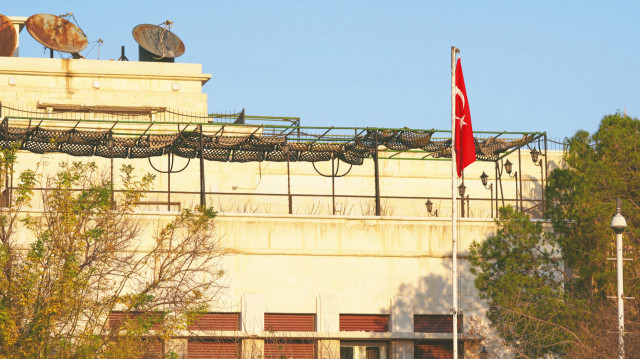 Büyükelçiliğin bahçesi temizlenirken, Türk bayrağı göndere çekildi.