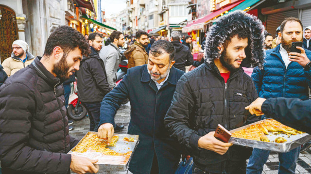 Suriye zaferininin sevincini paylaşmak için tatlı dağıttılar.