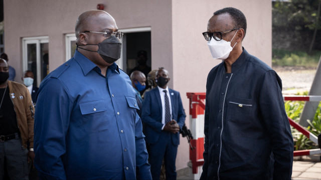 Le président rwandais Paul Kagame (à droite) accueille le président de la République démocratique du Congo (RDC) Félix Tshisekedi (à gauche) au poste frontière de Grande Barrière à Rubavu, au Rwanda, le 25 juin 2021. Les deux présidents ont visité des lieux à Rubavu qui ont été endommagés par l'éruption du volcan Nyiragongo le 22 mai 2021 2021. Lors de cette éruption, de nombreux habitants de Goma en RDC se sont réfugiés au Rwanda. 