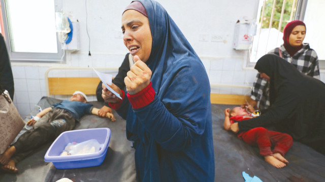 Mecde Vesile Okulu'na yapılan hava saldırısında yaralanan Filistinli siviller, şehirde ayakta kalan nadir hastanelerden olan El-Ehli Baptist Hastanesi'nde tedavi altına alındı. Çocukların gözlerindeki korku ve ailelerin yaşadığı çaresizlik objektiflere böyle yansıdı.