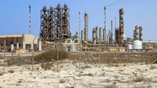 Une photo prise le 24 septembre 2020 montre le port pétrolier de Brega, à quelque 270 km à l'ouest de la ville de Benghazi, dans l'est de la Libye. Le 20 septembre, la compagnie pétrolière nationale libyenne a levé la force majeure sur ce qu'elle considère comme des ports et installations pétroliers sûrs, un jour après que l'homme fort Khalifa Haftar a déclaré qu'il levait le blocus sur les champs pétrolifères et les ports. Le blocus, qui a entraîné une perte de revenus de plus de 9,8 milliards de dollars selon la National Oil Corporation (NOC), a aggravé les pénuries d'électricité et de carburant dans le pays.