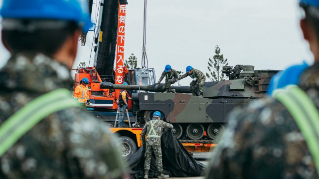 Des soldats en train de fixer un char de combat M1A2 Abrams de fabrication américaine sur une remorque dans un centre d'entraînement blindé de l'armée dans le comté de Hsinchu, à Hsinchu, le 16 décembre 2024. 