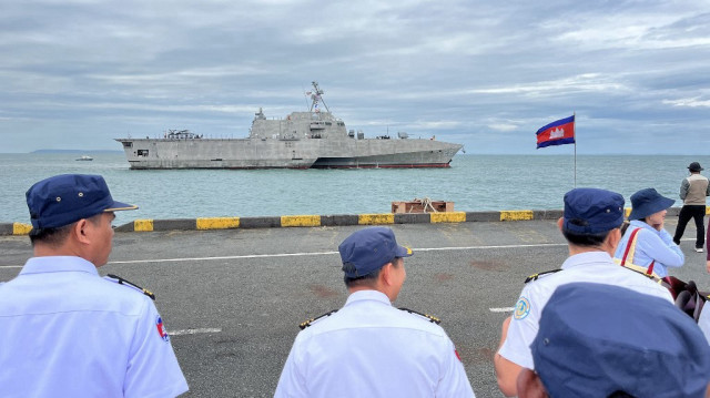 Le personnel de la marine royale cambodgienne regarde le navire de combat USS Savannah accoster dans la ville portuaire de Sihanoukville, au sud du Cambodge, le 16 décembre 2024.