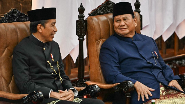 Le nouveau président indonésien Prabowo Subianto (à droite) et son prédécesseur Joko Widodo (à gauche).