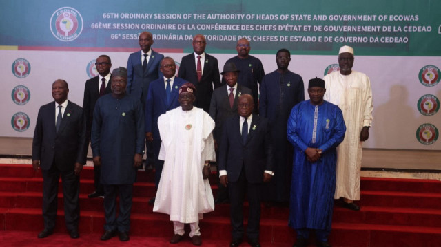 Premier rang : Le président de la Côte d'Ivoire, Alassane Ouattara (G), le président de la Commission de la CEDEAO, Omar Touray (2e G), le président du Nigeria et de la CEDEAO, Bola Ahmed Tinubu (C), le président du Ghana, Nana Akufo-Addo (2e D), le président de la Gambie, Adama Barrow (D). Deuxième rang : Le président de la Guinée-Bissau, Umaro Sissoco Embalo (2e à gauche), le président du Liberia, Joseph Boakai (C), le président du Sénégal, Bassirou Diomaye Faye (2e à droite) et le président de l'Union africaine, Moussa Faki (à droite), après la séance de clôture de la 66e session ordinaire de l'Autorité des chefs d'État et de gouvernement de la CEDEAO, à Abuja, le 15 décembre 2024.