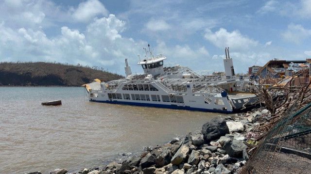 La barge inter-îles "Karihani" échouée au milieu des débris à Mamoudzou, après le passage du cyclone Chido sur le territoire français de Mayotte, dans l'océan Indien, le 15 décembre 2024.