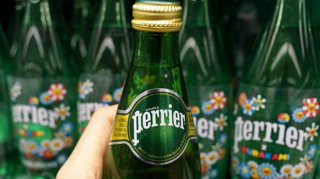 Nestlé Waters a dû cesser d'exploiter en avril un de ses forages de son site de conditionnement de Perrier à Vergèze (Gard) dans le sud de la France après la découverte de bactéries d'origine fécale.
