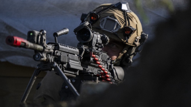 Un soldat ukrainien participe à un exercice de tir à blanc avec des instructeurs de la compagnie "Hegra" du 12e district de la Garde nationale norvégienne, dans le cadre de l'opération Gungne au nord de Trondheim, en Norvège, le 25 août 2023.