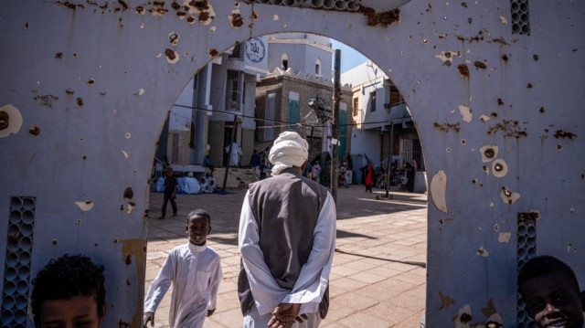 Un homme entre dans la cour d'une mosquée dévastée par la guerre à Omdourman le 1er novembre 2024. 