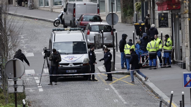 Des officiers de police se tiennent devant le lycée Rodin dans le 13ème arrondissement de Paris après qu'un adolescent ait été tué lors d'une rixe entre bandes rivales, le 17 décembre 2024.