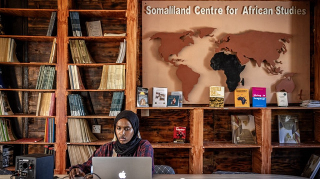 Hafsa Omer fait jouer de vieilles cassettes contenant des chansons et des poèmes traditionnels du Somaliland pendant qu'elle numérise le contenu et l'ajoute à des archives numériques au Centre d'études africaines du Somaliland à Hargeisa, le 10 novembre 2024.