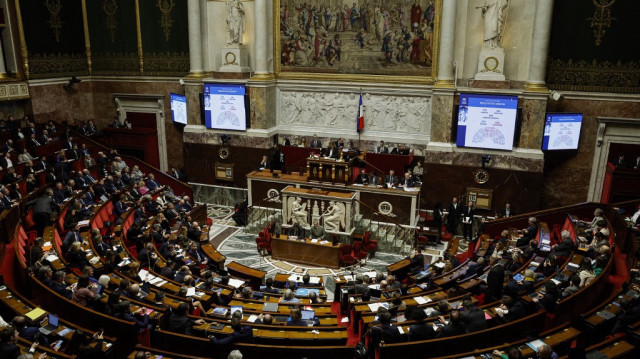 Des députés français assistent à une séance de vote sur le projet de "loi spéciale" à l'Assemblée nationale, à Paris, le 16 décembre 2024.