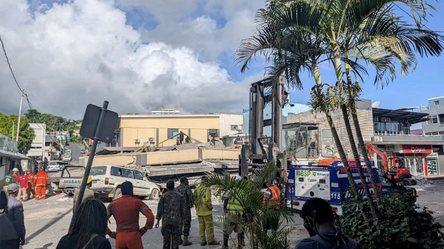 Des secouristes se trouvent sur le site d'un bâtiment effondré après qu'un puissant tremblement de terre ait frappé Port Vila, la capitale du Vanuatu, le 17 décembre 2024.