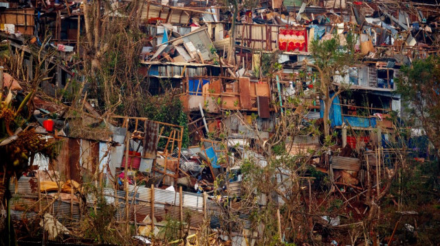 Les dégâts causés par le cyclone Chido dans un bidonville à Mamoudzou, sur le territoire français de Mayotte dans l'océan Indien, le 17 décembre 2024. 