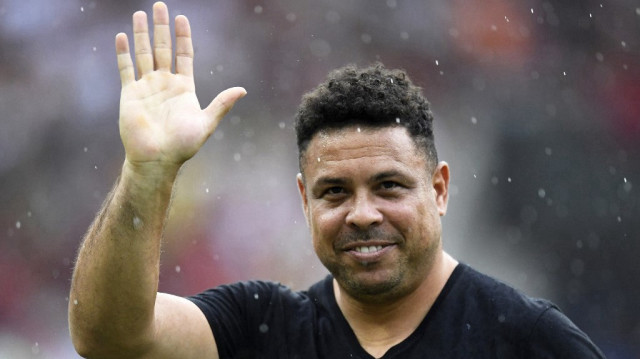 L'ancien footballeur brésilien Ronaldo salue la foule lors d'un match amical au stade Maracana, à Rio de Janeiro, le 15 décembre 2024. 