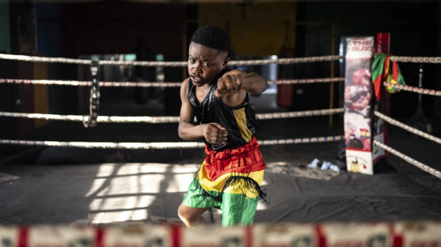 Le boxeur professionnel Prince Larbi, également connu sous le nom de Prince The Buzz Larbi, s'entraîne au Will Power Boxing Gym dans le quartier de Jamestown à Accra, le 10 décembre 2024.