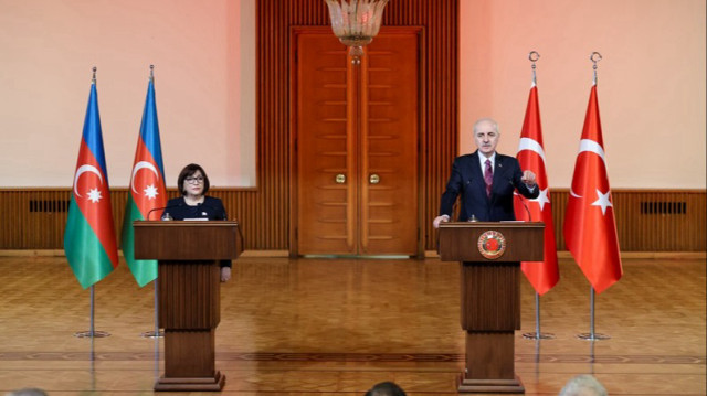 Le président de la Grande Assemblée nationale turque, Numan Kurtulmus (D), et la présidente de l'Assemblée nationale d'Azerbaïdjan, Sahiba Gafarova (G), lors d'une conférence de presse conjointe à Ankara en Türkiye, le 18 décembre 2024.