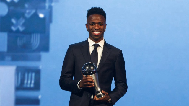 L'attaquant brésilien Vinicius Junior pose avec le trophée de Meilleur Joueur lors de la cérémonie des Best FIFA Football Awards 2024 à Doha, le 17 décembre 2024. 