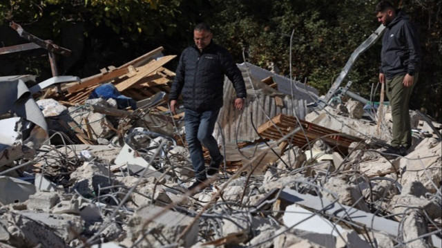 La famille Diab inspecte les décombres de leur maison après sa démolition par les forces israéliennes dans le quartier Al-Boustan de la ville de Silwan, à Jérusalem-Est annexée par Israël, le 16 décembre 2024.