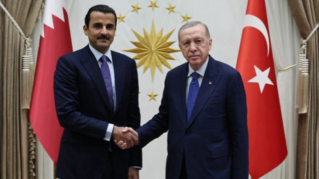 Le Président turc, Recep Tayyip Erdogan (D) et l'émir du Qatar, Cheikh Tamim ben Hamad Al Thani (G), au complexe présidentiel d'Ankara, en Turkiye, le 17 décembre 2024.