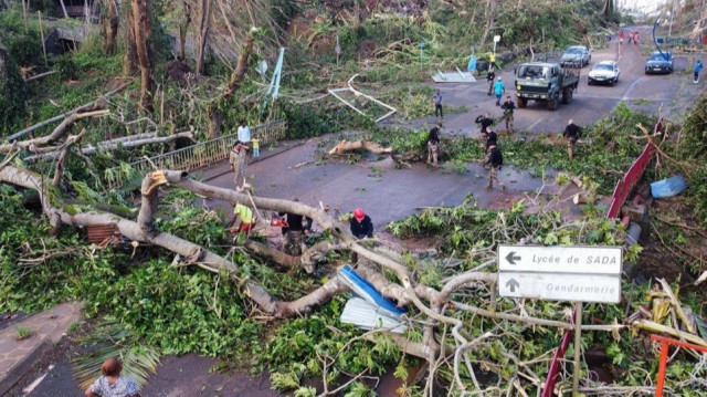 Les gendarmes français s'efforcent de dégager des arbres tombés sur une route après le passage du cyclone Chido, sur le territoire français de Mayotte dans l'océan Indien, le 17 décembre 2024.