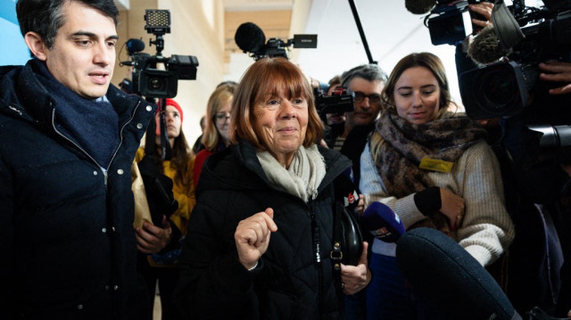 Gisèle Pelicot quittant le palais de justice d'Avignon après avoir entendu la dernière plaidoirie de la défense au procès de son ancien compagnon Dominique Pelicot, accusé de l'avoir droguée pendant près de dix ans et d'avoir invité des inconnus à la violer à leur domicile de Mazan, une petite ville du sud de la France, à Avignon, le 16 décembre 2024.