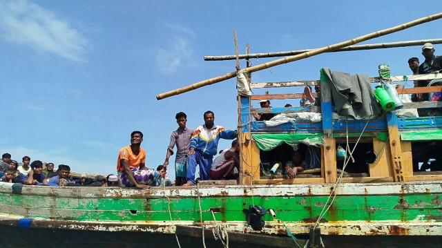 Un bateau du Myanmar transportant 102 personnes, dont 35 enfants et une femme enceinte, s'est échoué sur la côte ouest de Mullivaikkal au Sri Lanka.