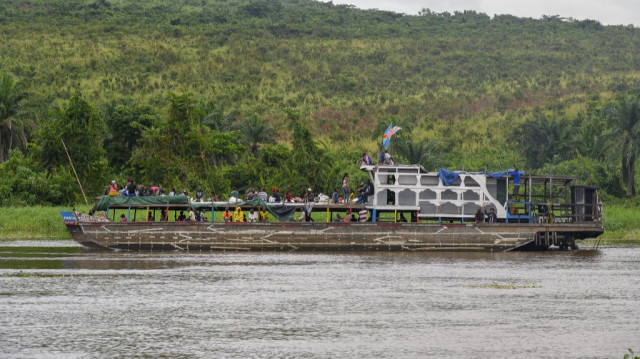 Vue générale d'une baleinière en bois sur le fleuve Congo, en République démocratique du Congo, le 31 mars 2024. 