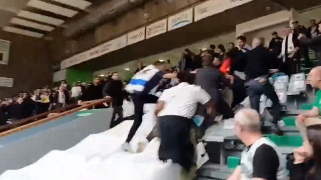 Des supporters pro-israéliens agressent le porteur d'un drapeau palestinien, lors du match de ligue des champions de basket opposant Nanterre 92 à Hapoël Holon, le 18 décembre 2024, à Nanterre.