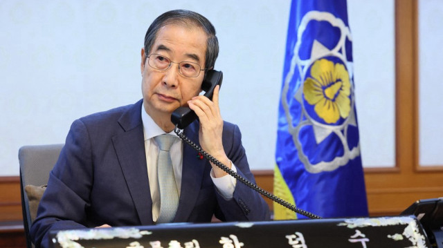 Le Premier ministre et président par intérim de la Corée du Sud, Han Duck-soo, s'entretenant au téléphone avec le Premier ministre japonais, Shigeru Ishiba, dans son bureau à Séoul, le 19 décembre 2024.