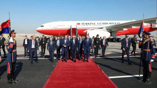 Le Président turc, Recep Tayyip Erdogan (C) arrive au Caire, la capitale égyptienne, le 19 décembre 2024, pour assister au sommet de l'Organisation de coopération économique des huit pays en développement (D-8). 