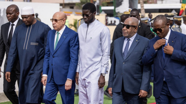 Le président de la Guinée Bissau Umaro Sissoco Embaló (D), le président de l'Union des Comores Azali Assoumani (2e R), le président sénégalais Bassirou Diomaye Faye (C), le président mauritanien Mohamed Ould Ghazouani (2e G) et le président de la Gambie Adama Barrow (G) arrivent au cimetière de Thiaroye le 1er décembre 2024 pour une cérémonie marquant le 80e anniversaire du massacre de Thiaroye.