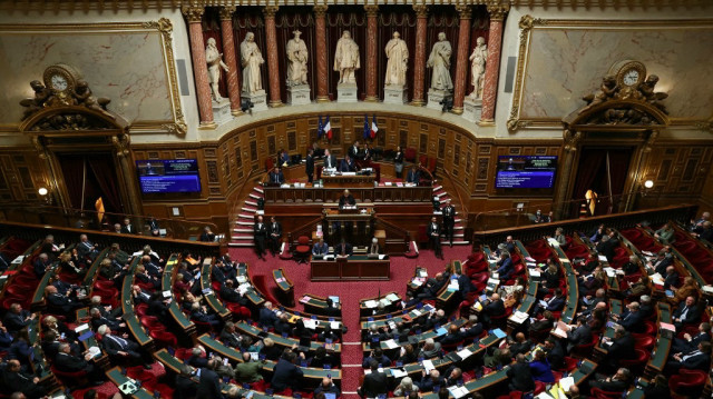 Ce vote survient à la veille d'une semaine décisive pour le gouvernement de Michel Barnier, qui pourrait s'exposer dès lundi à une motion de censure sur le budget de la Sécurité sociale. 