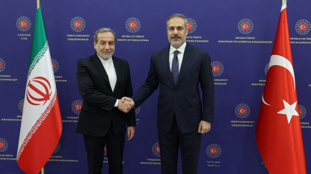 Turkish Foreign Minister Hakan Fidan (R) and Iranian Foreign Minister Abbas Araghchi (L) 