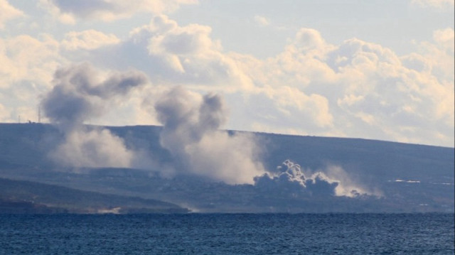 Des volutes de fumée après une frappe aérienne israélienne qui a visé la région de Naqoura au sud du Liban.