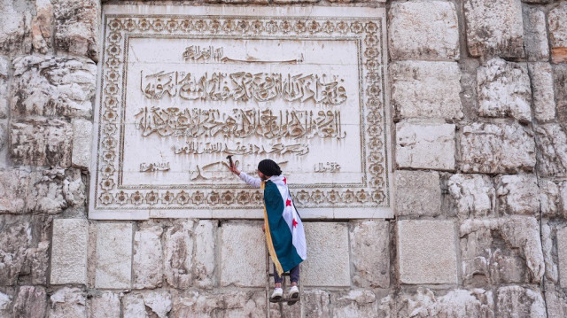 دمشق.. إزالة اسم حافظ الأسد من جدار المسجد الأموي

